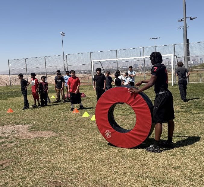 kevinlwjr's tweet photo. Helped out the kids at our local middle school, showed them the pride of the east side! #football #athlete #sophomore #helping #communityservice https://t.co/qJmMxuFwl1