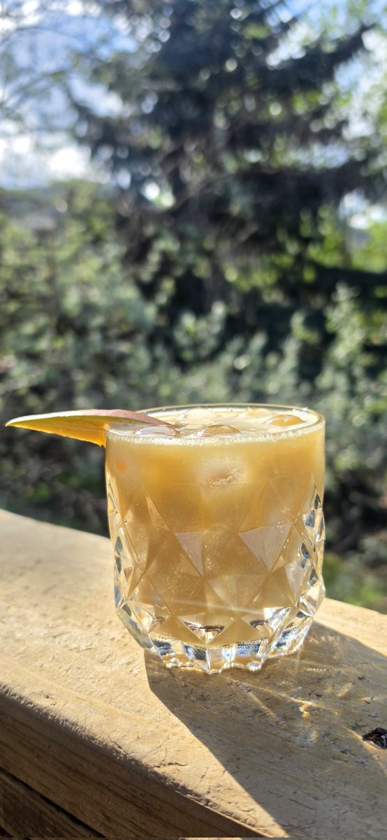 Kateser's tweet photo. @ebeth360 @Stillsmack @DesiFlurane @KiKi1185 @danielp_reid "Dusting" of 10in of snow gone in 36hrs. Local birds not happy but well fed. Enjoying a sunny mango whiskey smash 

3oz whiskey
2oz mango puree (mango, brown sugar, lemon juice, water)
Dash of cream
Dash of hot honey
Shake with ice

#minionshappyhour https://t.co/gvbosbhXht