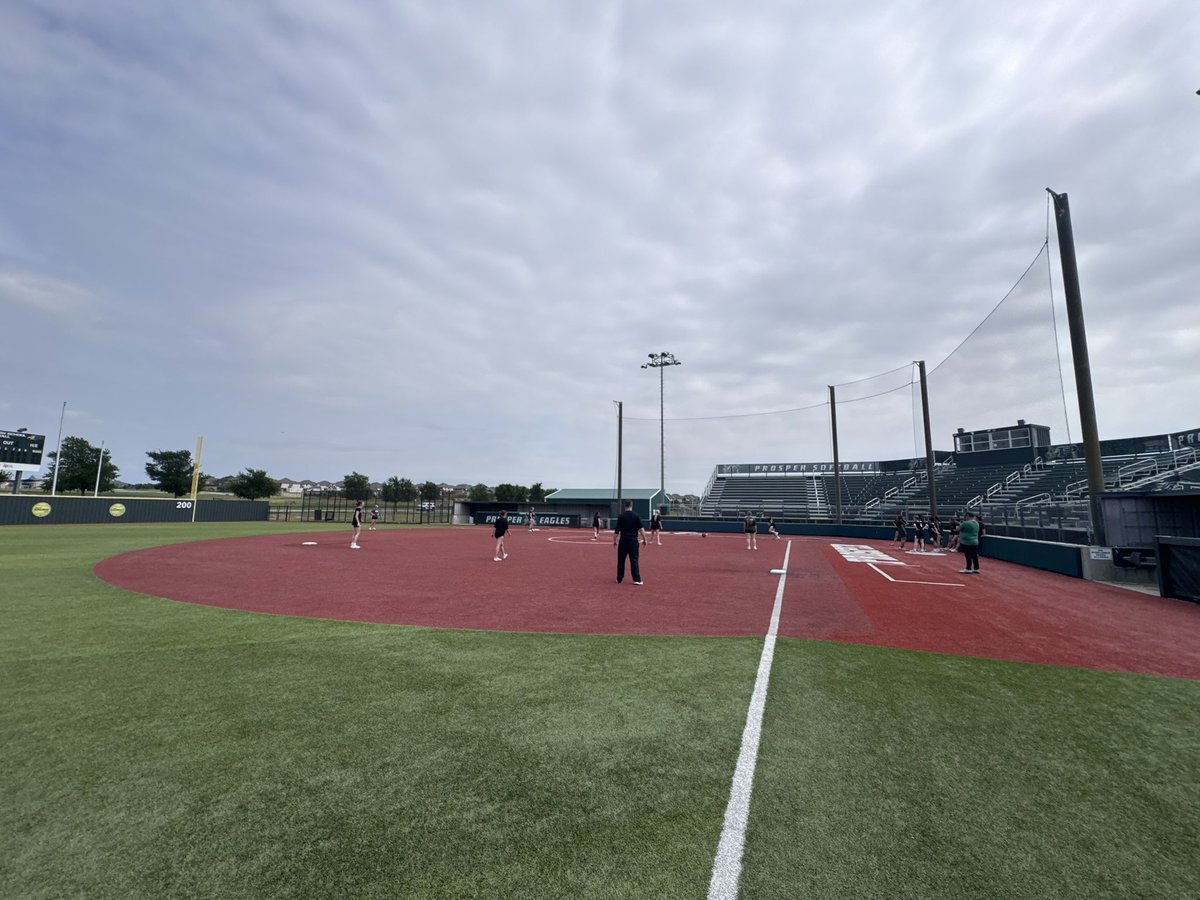 ProsperGirlsBB's tweet photo. Glad the sun finally came out ☀️ Nothing better than mixing kickball and softball for some friendly competition! Loved having the softball girls today! 🥎💚 @PHSFastpitch @PISDEngage @ProsperHS https://t.co/WGTJ0Vo4Gy