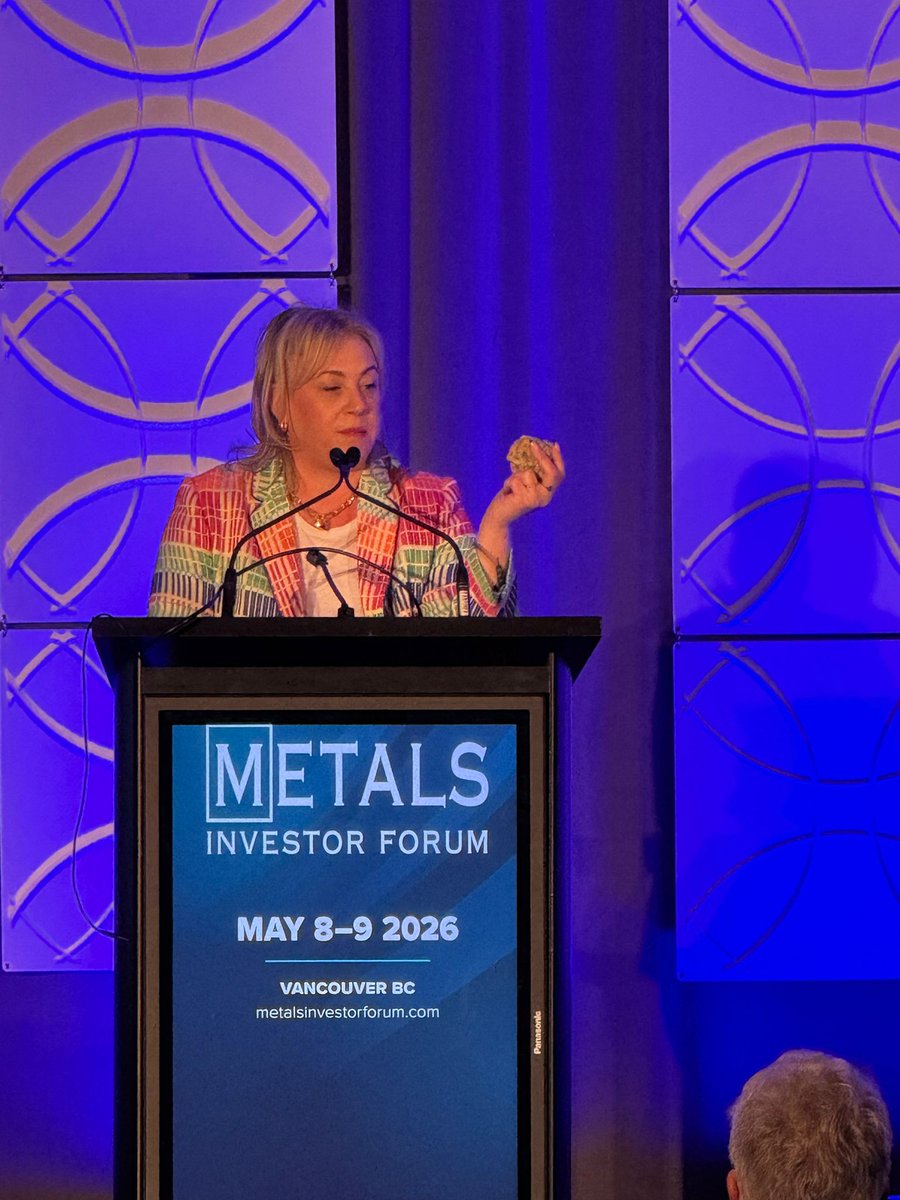 VPIR2ndcoming's tweet photo. "These hands... Strong hands..." Just me distracting people from my $ONYX.V speech with 14,000  opt gold and a loud blazer. https://t.co/ht7V3wRQWs