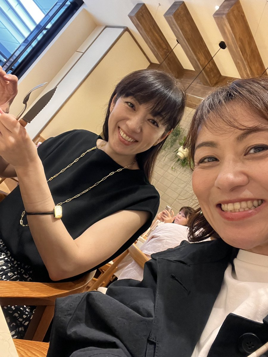 AiTaniuchi's tweet photo. 夢から醒めた夢にバリバリ出演していた
大西奈穂ちゃんと、夢から醒めた夢観劇✨
なおちゃんはバレエスクールを主催していて毎年子供たちが色んな事に挑戦できる
発表会を開催し私も何かしら毎年携わらせてもらってるのです。
今年は気合いが必要だ💪
#ティアラバレエスクール
#夢から醒めた夢 https://t.co/MyPWc8Kv24