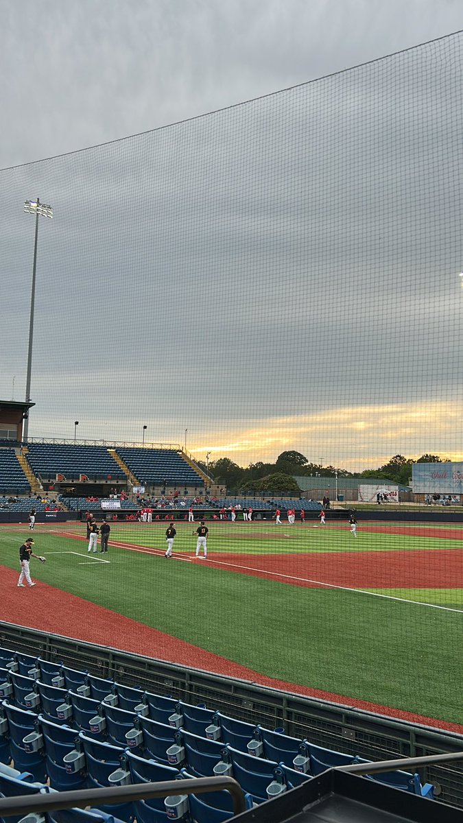 OUbaseballfanOU's tweet photo. Battle of the turf merchants #hardwatch #notrealbaseball

Petrels first pitch is @ 8:25 #whyd3 #saabaseball https://t.co/O7QYwvzcPW