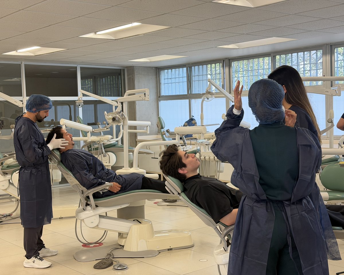 DECIENESUNAM's tweet photo. Del 4 al 7 de mayo se llevó a cabo el segundo módulo presencial y cierre de la segunda edición del Diplomado en Medicina Dental del Sueño y Trastornos Temporomandibulares de la @enesunamleon.

Durante estos cuatro días, los participantes asistieron a ponencias impartidas por facilitadores internacionales y participaron en talleres prácticos enfocados en la actualización clínica y multidisciplinaria de esta importante área de la odontología.

Como parte del cierre del programa, se realizó la ceremonia de entrega de diplomas a los estudiantes egresados. Para hacer entrega de los reconocimientos estuvieron presentes la Mtra. Bibiana Rodríguez, Secretaria General de la #ENESLeón, en representación del Director, el Mtro. Salvador Andrade; la Dra. Ángela Olivares, Jefa de la DECI; el Dr. Leopoldo Correa, Coordinador del Diplomado y responsable de la Unidad de Medicina Dental del Sueño de la #UNAMLeón; el Dr. Noshir Mehta, facilitador del diplomado y fundador de la Clínica de Medicina Dental del Sueño de la Universidad de Tufts en Boston; así como los Dres. Reimy Evangelista, Gabriel Cruz y Hugo Campos, facilitadores del programa.

Agradecemos a todos los estudiantes por formar parte de esta segunda edición y los invitamos a continuar actualizándose para contribuir al fortalecimiento de la atención odontológica especializada en nuestro país.