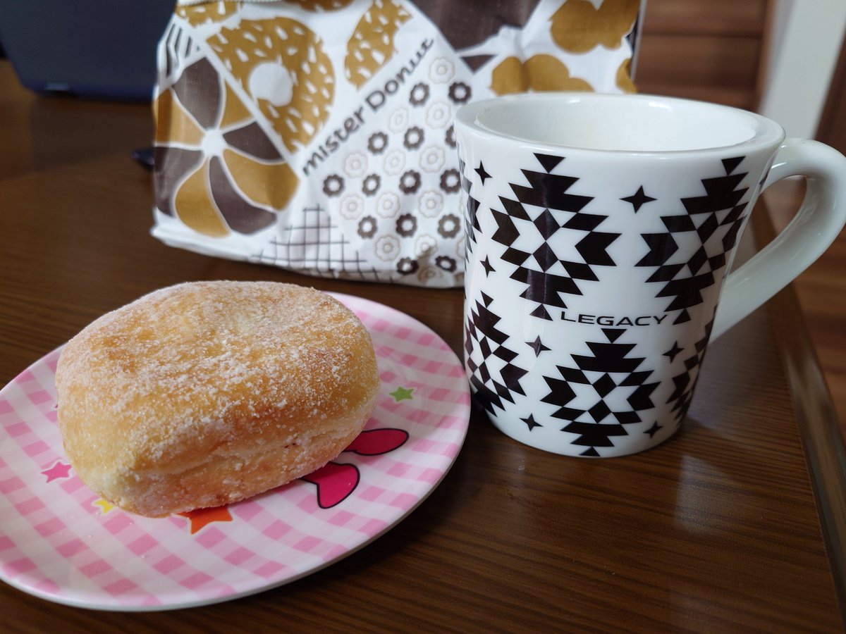 昨日は飲み会！
キャンプ部にゃんまげちゃんの同期の子。
相変わらずうちの会社は優秀な若手ばかり辞めていき、寝てるやつとかサボるやつ（若手も、中堅も、じじいも）みたいなのばかり残り、増えていく。。。

珍しく早い時間に帰ったのでお土産にドーナツ買って、朝ご飯に。
今日はなにするかな。