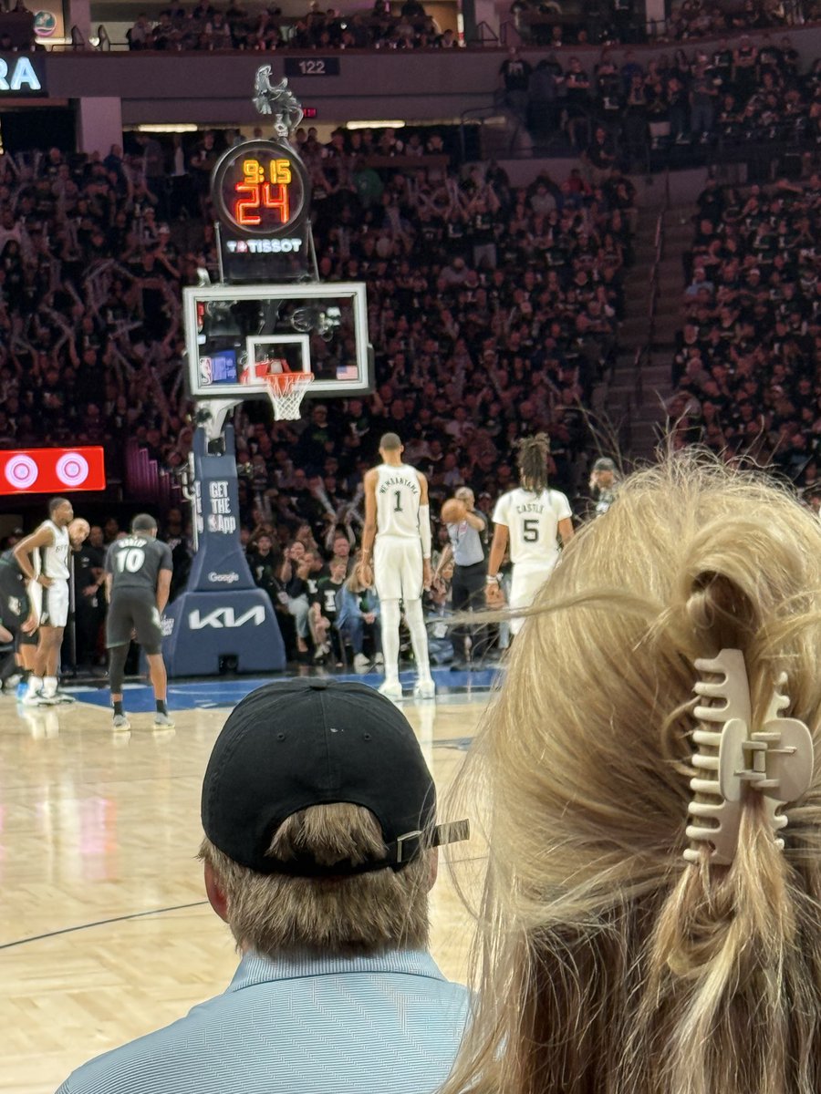 rayvon_32's tweet photo. @DWolfsonKSTP I’m sitting court side tonight https://t.co/IfiSE4jO0n