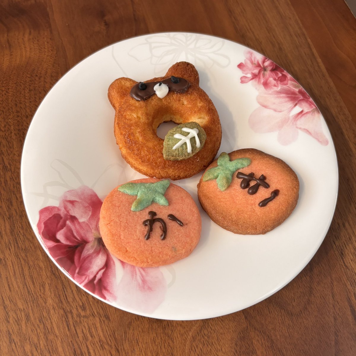 柿ポシェットを下げたたぬきさん ちなみにたぬきなので、「た」を取ると「かき(柿)」になる暗号✨ 柿に