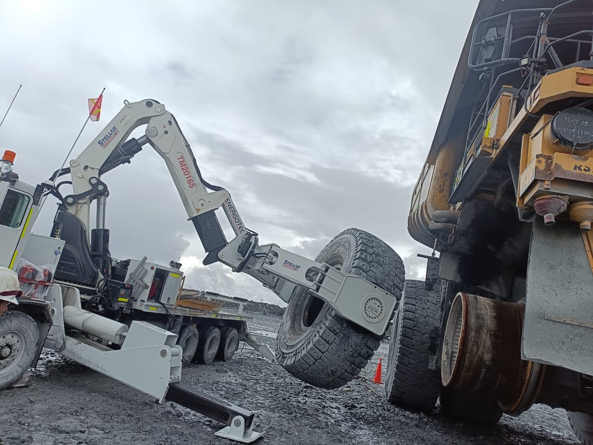 StellarInd's tweet photo. Our dealer Energotec in Peru took some great photos of our Large OTR Tire Service Truck in action. https://t.co/w5yn5UBuKj