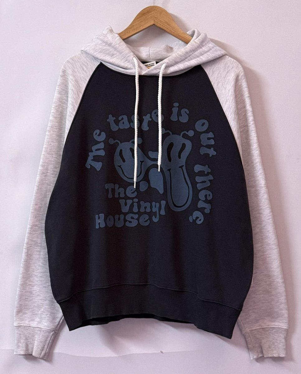 lee8_store's tweet photo. യ Brand : THEVINYLHOUSE SMILE PAINTING HOODIE NAVY

യ Detail : งานทูโทน สรีนสภาพเต็มครับ สภาพใหม่มาก แบบที่ DK #SEVENTEEN ใส่ครับ ไม่มีตำหนิครับ
 
യ Size : 54 / 27 นิ้ว

യ Price : 390 ฿ ส่งฟรี

#เสื้อผ้ามือสอง #เสื้อผ้ามือ2 #ฮู้ด #สเวตเตอร์ #ไอดอลใส่ https://t.co/OiONPOQlBc