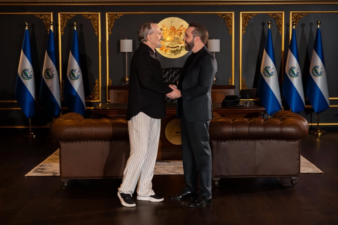 NoticieroSLV's tweet photo. El cantautor español @boseofficial compartió en sus redes sociales que se reunió con el Presidente @nayibbukele durante su visita a El Salvador como parte de su "Importante Tour 2026".

"Al frente de El Salvador. Un cambio palpable e impresionante. Le deseo lo mejor para usted, su gente y su país. Bendiciones", expresó el artista.