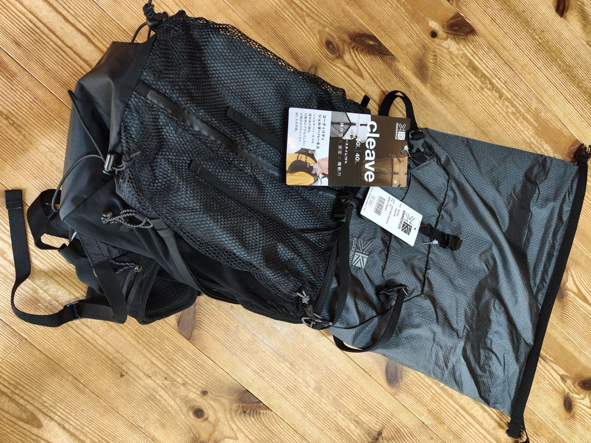 バックパックが届いた！
行けるお店には30〜35lまでのサイズしか置いて無かったのですが何種類か背負って体型に合ってるかな？ってヤツの容量が上のサイズに。気に入った所は他のメーカーよりロールトップ部の拡張性が凄かった所。渓泊準備進めてまいります！
