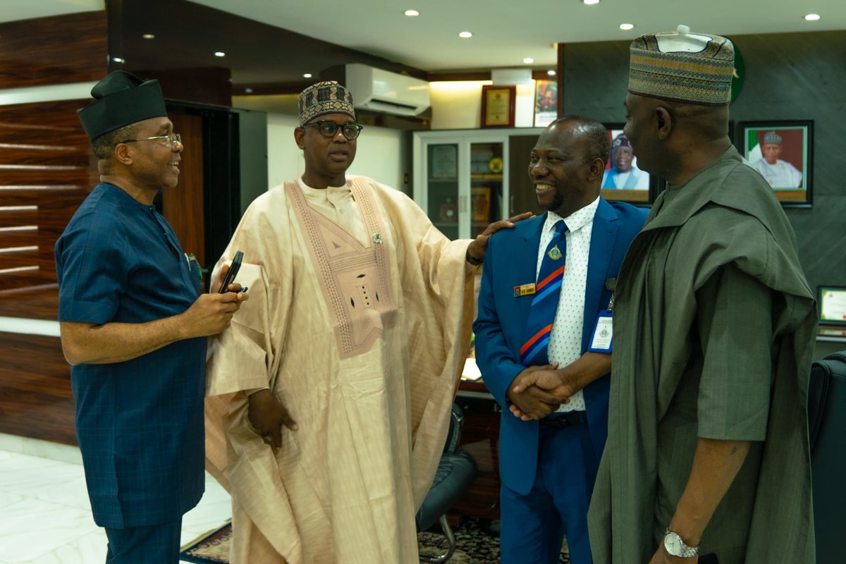 Saniyahayaazare's tweet photo. Hon. Minister of State for Works, Barr. Bello Goronyo, in receiving a NARTO delegation led by its National President, Alhaji Othman Yusuf, on a courtesy visit. FERMA Board Chairman, Dr. Musa Babayo, was also present.
#RenewedFERMA #NARTO #RoadInfrastructure https://t.co/LnJn45FTGd