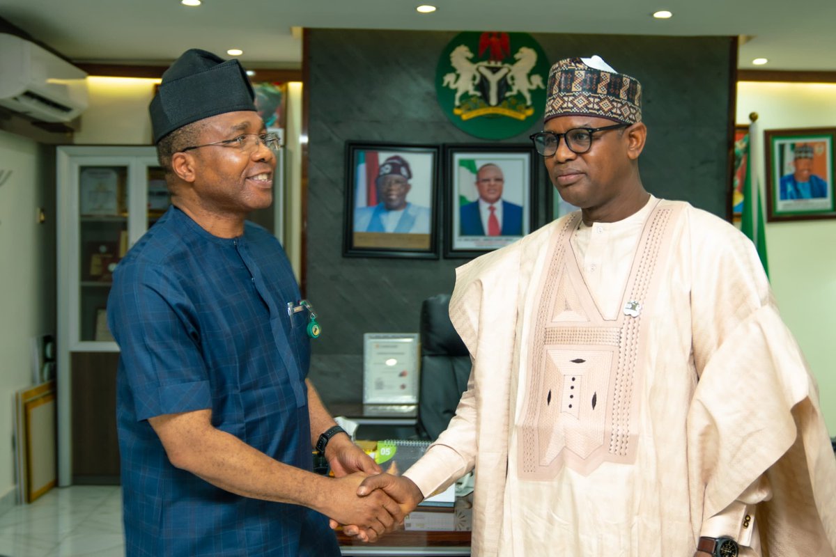 Saniyahayaazare's tweet photo. Hon. Minister of State for Works, Barr. Bello Goronyo, in receiving a NARTO delegation led by its National President, Alhaji Othman Yusuf, on a courtesy visit. FERMA Board Chairman, Dr. Musa Babayo, was also present.
#RenewedFERMA #NARTO #RoadInfrastructure https://t.co/LnJn45FTGd