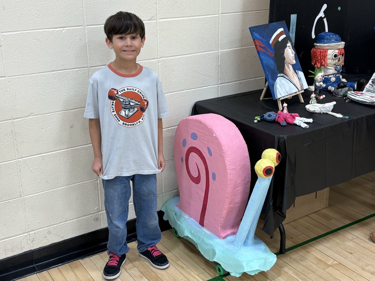 YESVossClass's tweet photo. Good evening to everyone, here are more of our students visiting the Art Show at the High School today. The Art at this show was Wonderful!  😁 https://t.co/KodtuDHzV0