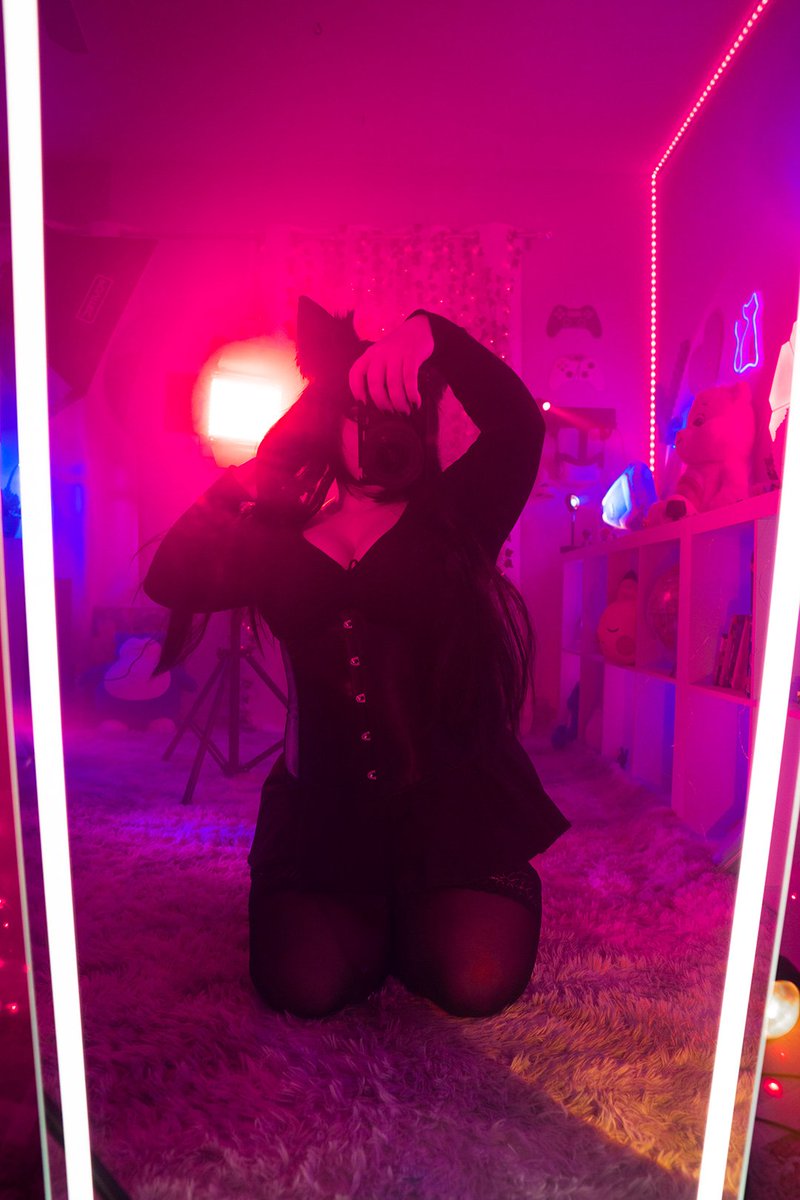 thickgothkitty's tweet photo. Happy Friday 💜 https://t.co/bfiKGMWGcO