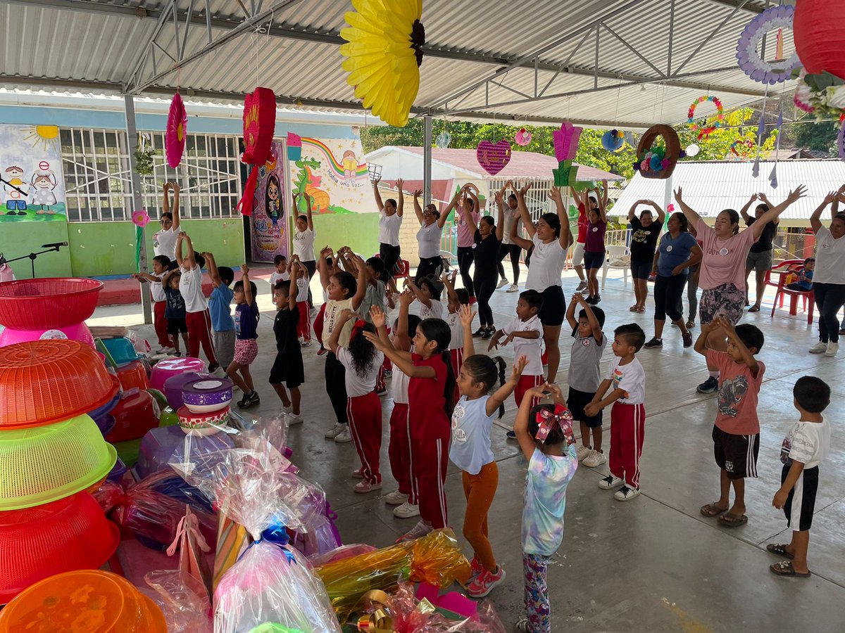 VickyBernal23_'s tweet photo. 🚦🚦🚦 Semáforo Deportivo 🚦🚦🚦 Actívate Escolar de #Activateoaxaca fomentando la cultura física desde las primeras generaciones en conjunto con Madres de familia para mejoras de nuestra población @DEPORTE_GobOax 
@SanVillalobo_S
@FundacionAHHO
@FAHHdeporte 
@alfredoharphelu https://t.co/zDo8GaKebr