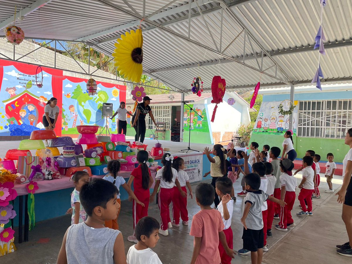 VickyBernal23_'s tweet photo. 🚦🚦🚦 Semáforo Deportivo 🚦🚦🚦 Actívate Escolar de #Activateoaxaca fomentando la cultura física desde las primeras generaciones en conjunto con Madres de familia para mejoras de nuestra población @DEPORTE_GobOax 
@SanVillalobo_S
@FundacionAHHO
@FAHHdeporte 
@alfredoharphelu https://t.co/zDo8GaKebr