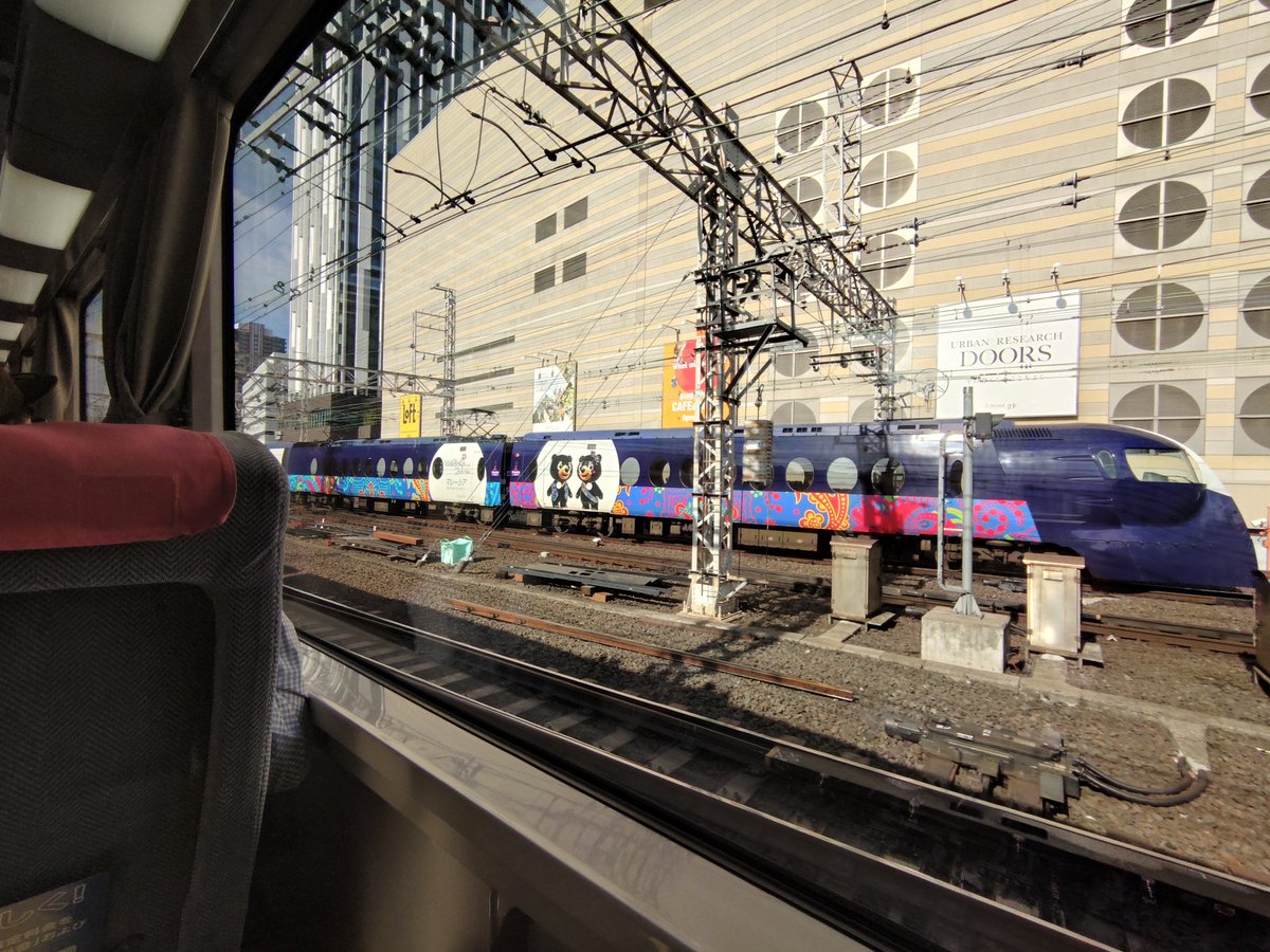 難波駅、こうやとラピートの同時発車！ ラピートはマレーシア観光PR