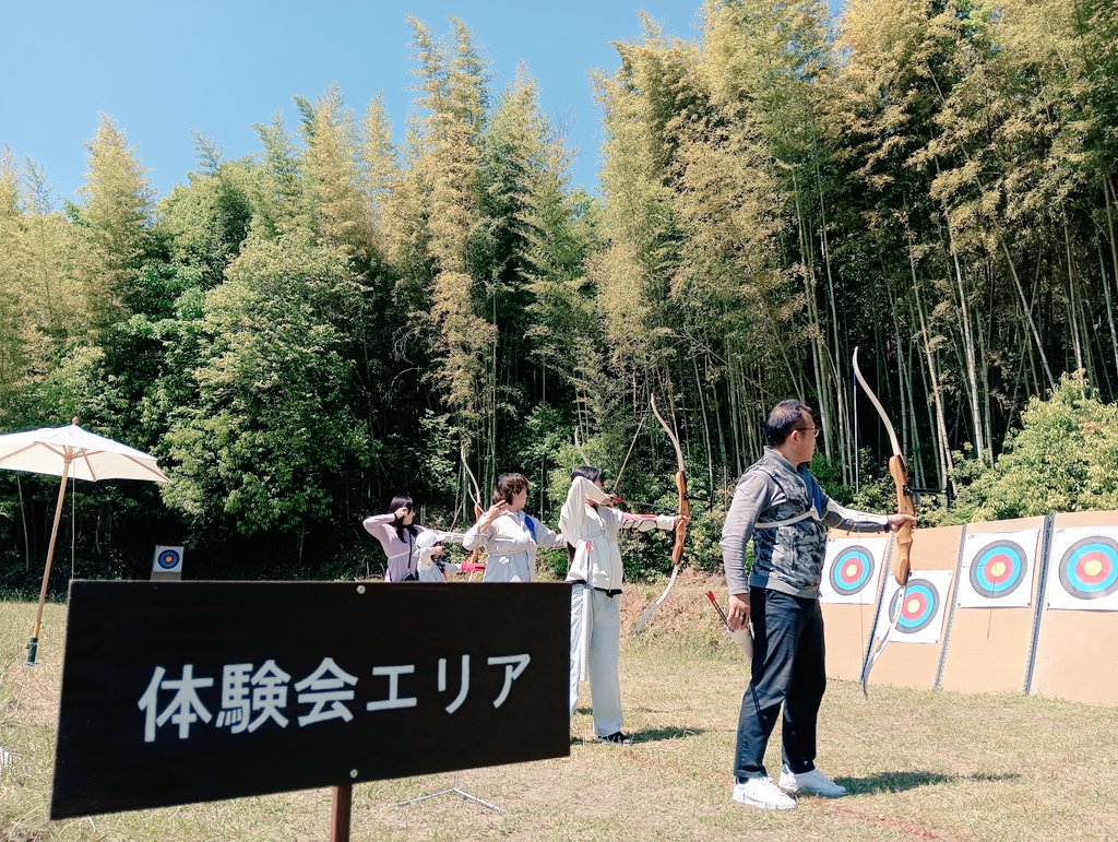 archery_jp's tweet photo. 5月の塚の垰アーチェリーは初日が雨天により中止となりましたが、体験会は再予約してくれた方がいたり、学生アーチャーが練習に来てくれたりと弓具持参者の来場も多く賑わいました☀
今回の父の気まぐれお土産配りは、筍。せっせと足元の筍を狩ってましたw

#塚の垰アーチェリー
#TSUKANOTAOarchery https://t.co/ETkVWOwBvz