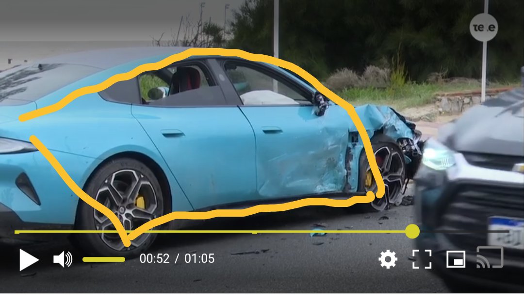 MdaFonte1881's tweet photo. @TelemundoUY Peralte invertido, acuaplaning, cordón separador que NO impide el cambio de senda y que desestabiliza los vehículos. Radar no evita siniestros! Vehículo inseguro que colapsa sin airbags. Conductor politraumatizado. En el otro auto, conductor ileso. 
Vías y vehículos inseguros! https://t.co/OxicyImFxb