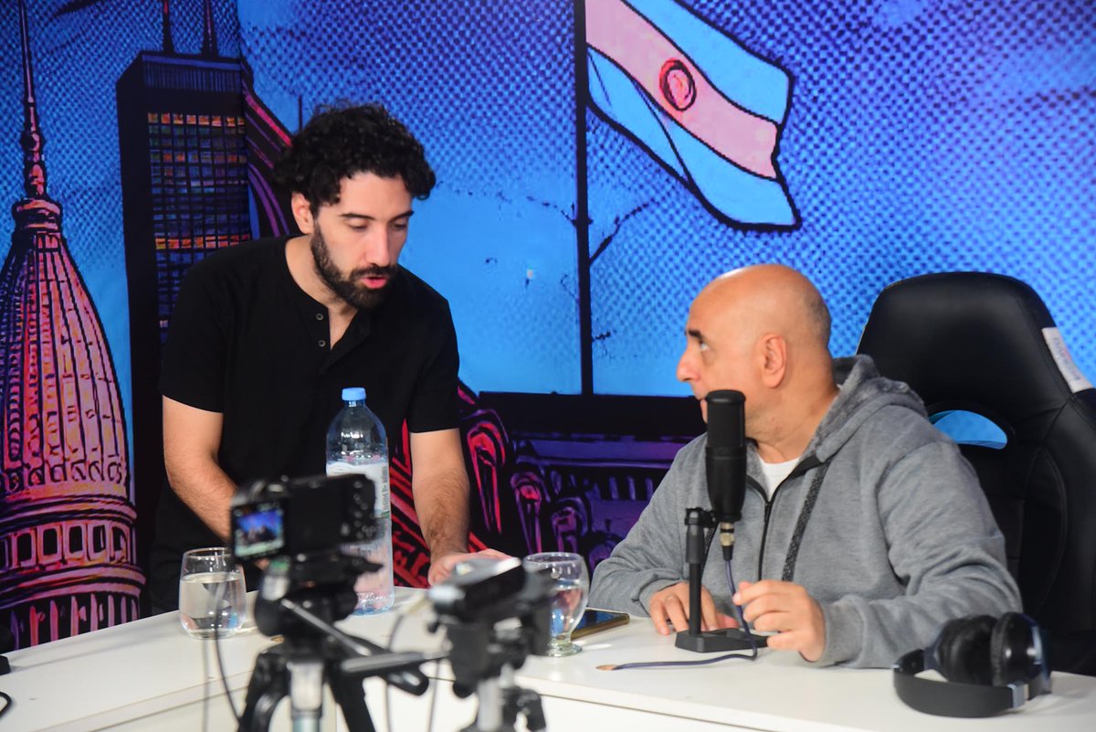 mariocasalongue's tweet photo. Ultimando detalles con mi productor, Fede Menteguiaga, ántes de comenzar NOVA Stream, que se emite todos los miércoles de 14 a 16 horas por @novateve . Gracias por la foto a Mario Ruggero. #NOVAStream #NOVATeVe #StreamingArgentina #TelevisionArgentina #ProgramaEnVivo #MiércolesDeNOVA #PeriodismoIndependiente #TodoLoQueElPoderNoQuiereQueSepas