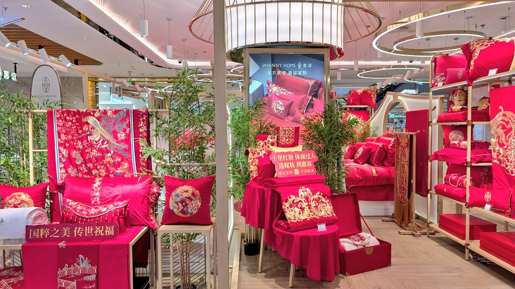 中国のデパートに来ると、いつもこの真っ赤なベッドに目を奪われます！

赤と金の色の組み合わせ、鮮やかで繊細な刺繍、伝統的な中国の美を感じます！

自分の寝室も一気に華やかになりそうで、いつか買ってみたいです！