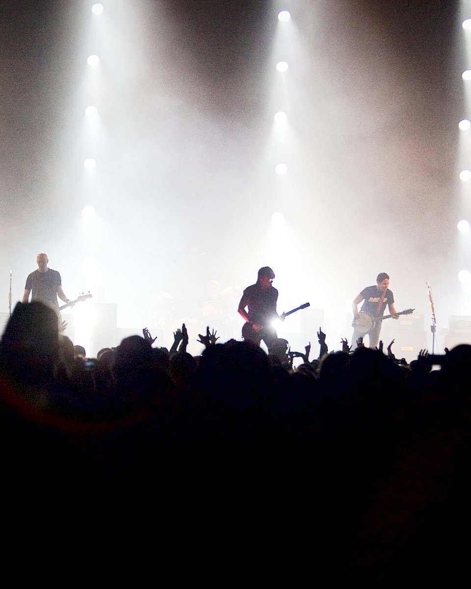 kyexpocenter's tweet photo. Before the sold-out festivals on 356 acres, there were nights like these 👉 Keith Urban packing out Freedom Hall at the 2009 @kystatefair  ⭐️

Legendary nights have been happening at the @kyexpocenter for decades. Were you there? Drop a 🎸 if you were in the building that night. https://t.co/UqUUqD0va9