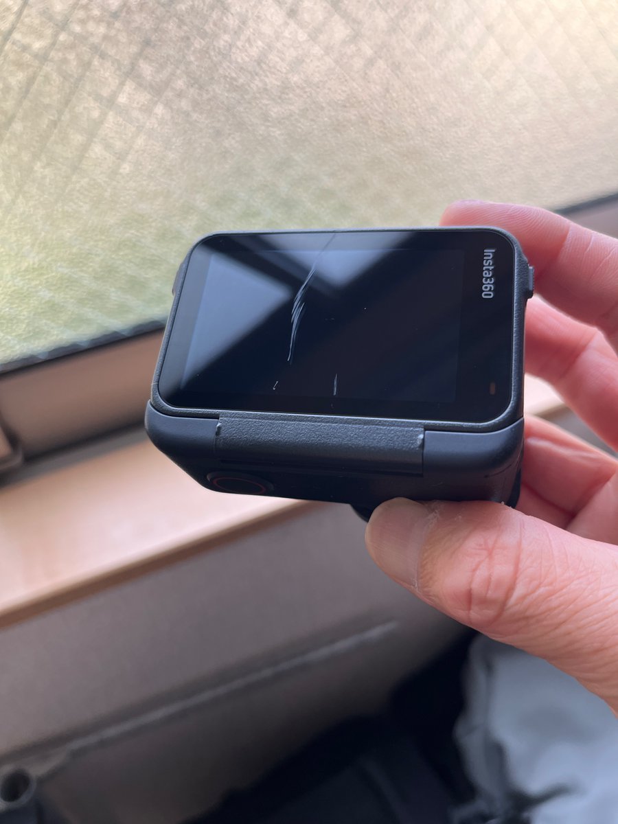 やっちゃいましたの件 Insta360 Ace pro2、先日粟ヶ岳登山道の砂利道で