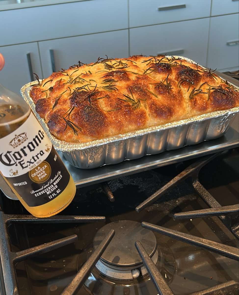 HoosierBeerGuy's tweet photo. Yet another girl I hit it off with ghosted me, it’s getting hopeless

Corona Extra with homemade focaccia bread https://t.co/hflWFhtB9z