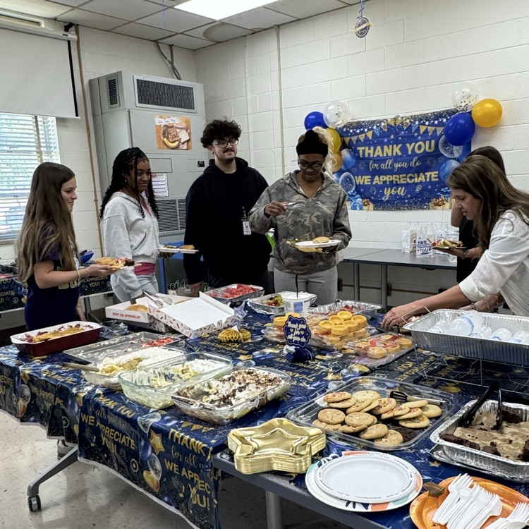 cpkcareercenter's tweet photo. Sweet treats and sweet moments! Thank you to Grassfield Baptist for providing goodies for our staff today. We also loved celebrating alongside our future teachers from Early Childhood Education! #CyclonePride  #TAW 💙💚 https://t.co/y8bJaCFVHi