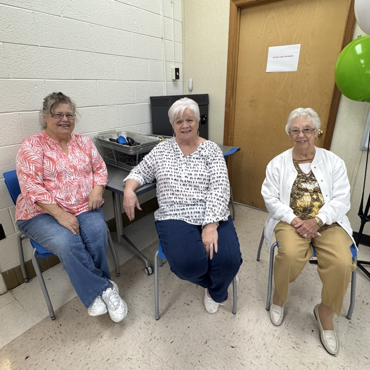 cpkcareercenter's tweet photo. Sweet treats and sweet moments! Thank you to Grassfield Baptist for providing goodies for our staff today. We also loved celebrating alongside our future teachers from Early Childhood Education! #CyclonePride  #TAW 💙💚 https://t.co/y8bJaCFVHi
