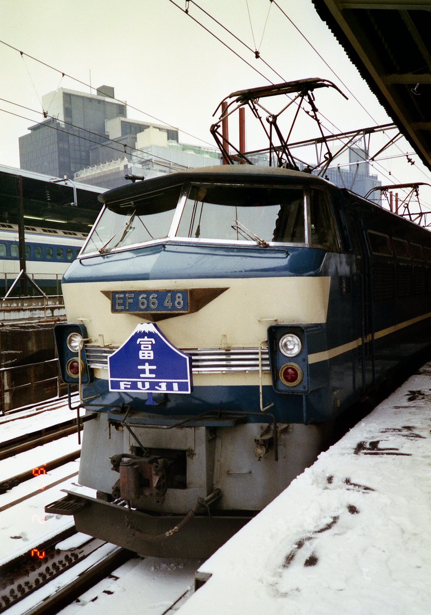 muratakec's tweet photo. 学生時代に撮影した1987年2月2日の東京駅

乱雑に保管している、ネガの取込中 https://t.co/vrbhoxKSIj