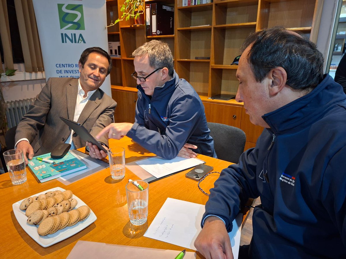MinagriCL's tweet photo. Innovación y tecnología al servicio de la agricultura 🔬

El subsecretario de Agricultura, Francesco Venezian, junto al seremi de Agricultura, Juan Luis Enríquez, realizaron una visita técnica al laboratorio de Agricultura Digital del INIA Quilamapu para abordar los avances tecnológicos orientados a fortalecer la gestión agrícola.

Durante el recorrido, conocieron herramientas como el “fitopatólogo digital”, una solución desarrollada con tecnologías informáticas e inteligencia artificial que permite mejorar la determinación de la calidad y el momento óptimo de cosecha de frutos, apoyando la toma de decisiones en la gestión de cosecha, especialmente para procesos de exportación.