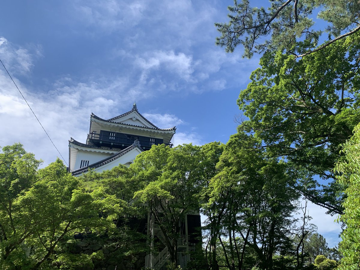 aoibushoutai's tweet photo. おはようござる！
快晴の岡崎城公園！

本日は家康公・平八郎殿・小平太殿・儂・半蔵の5名にて午前午後共に演武である！

しかしながら、風は少々強く吹いておるゆえ、気をつけて過ごされよ！

直政 https://t.co/Z8hBgJPQWc