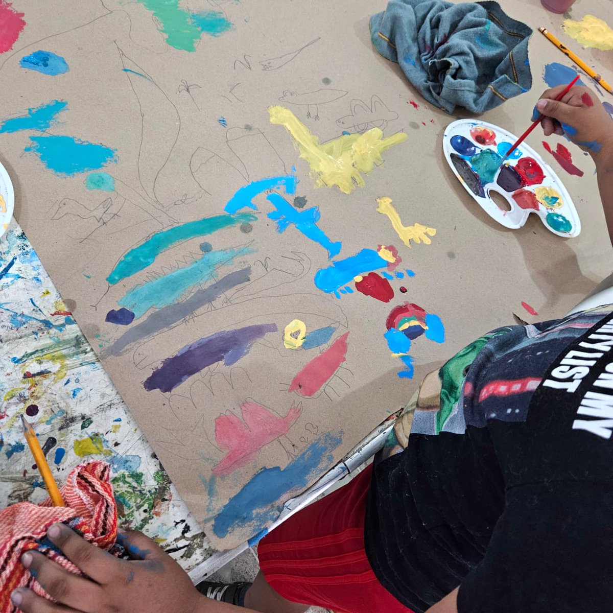 FundacionAHHO's tweet photo. ¡Inició el taller "Conociendo los colores" en San Jacinto Amilpas!
Como parte de #FAHHOItinerante, el equipo del @museomio trabaja con infancias de 3 a 7 años para reflexionar, a través del arte, sobre su relación con el Río Atoyac.

¡Habrá exposición colectiva https://t.co/uV4NLFJCku
