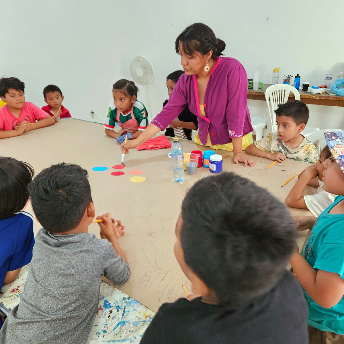 FundacionAHHO's tweet photo. ¡Inició el taller "Conociendo los colores" en San Jacinto Amilpas!
Como parte de #FAHHOItinerante, el equipo del @museomio trabaja con infancias de 3 a 7 años para reflexionar, a través del arte, sobre su relación con el Río Atoyac.

¡Habrá exposición colectiva https://t.co/uV4NLFJCku
