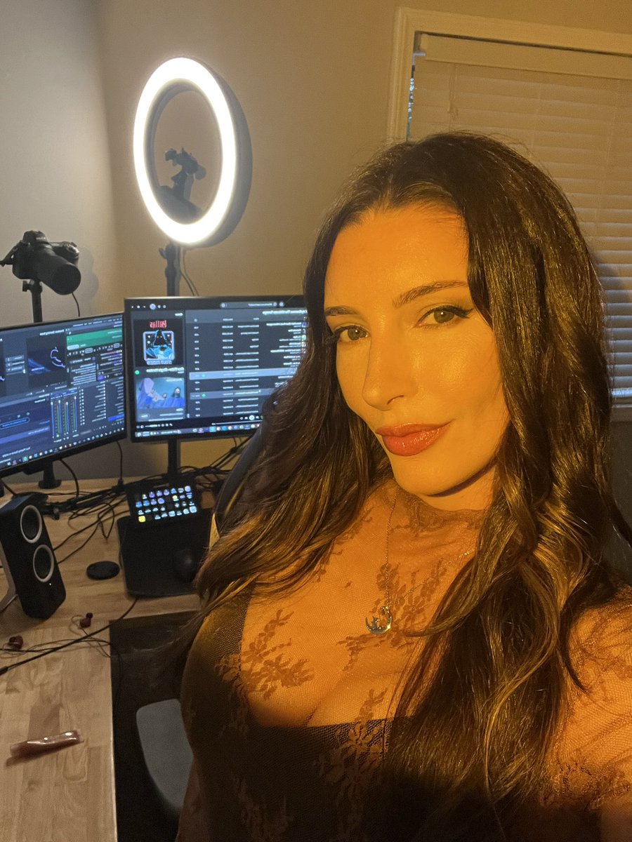 ItsKittyKosmos's tweet photo. Live for the first time in ages on https://t.co/hbg5MskSy1 discussing disclosure and going through the latest UFO docs! https://t.co/6dNTRk0kUC