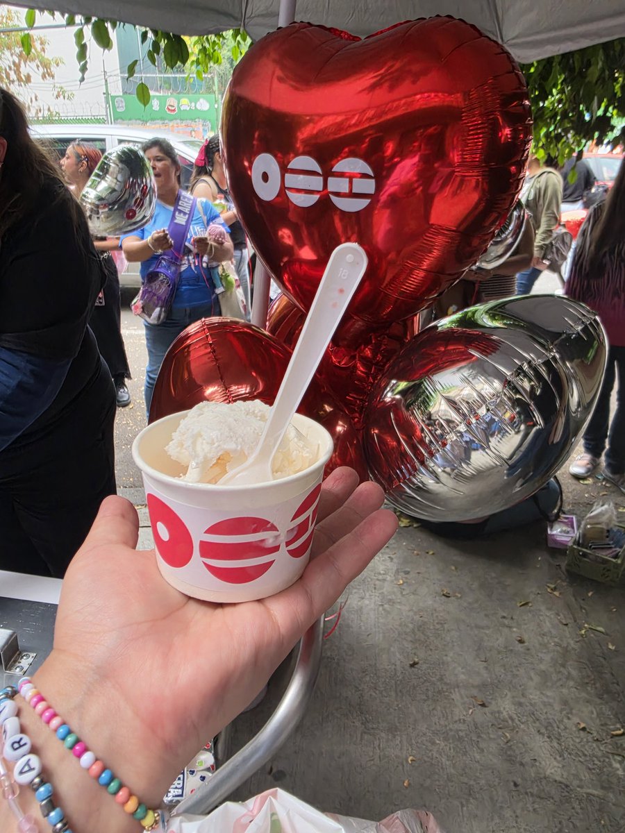 De acordo com relatos de pessoas presentes na Pop-Up do México, os staffs informaram que foram os meninos que pediram o envio de sorvetes e balões para as ARMYs presentes