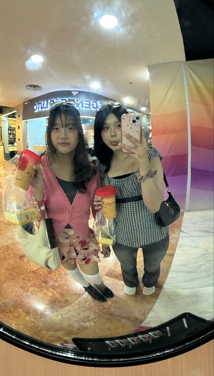 fallinautumnnn's tweet photo. thai tea lovers https://t.co/4vMHdojztN