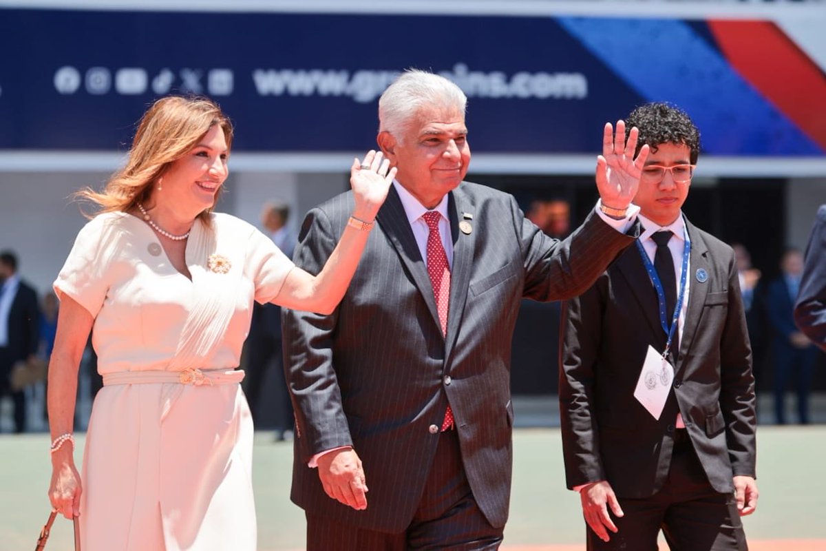 as_salazar's tweet photo. Mulino asistió a la toma de posesión de Laura Fernández en Costa Rica, quien prometió gobernar sin descanso y combatir la corrupción, el clientelismo y el narcotráfico

El presidente de la República, @JoseRaulMulino asistió a la toma de posesión de la nueva presidenta costarricense, Laura Fernández Delgado, quien asumió hoy el cargo con la promesa de gobernar para los más necesitados. En su discurso, destacó que dará continuidad al legado de su predecesor, Rodrigo Chaves, bajo los principios de esperanza y transparencia, combatiendo la corrupción y el clientelismo. Asimismo, enfatizó su compromiso con la lucha contra el narcotráfico y el impulso de una economía creciente en el marco de una “tercera República que no le teme al cambio”. 

“Al asumir la Presidencia, mi primera decisión es encomendar este nuevo gobierno a Dios. Asumo un deber, un acto conmigo misma, un compromiso claro con Dios y Costa Rica. Me verán trabajar con lealtad, honestidad y convicción sin descanso”, manifestó Fernández en su primer discurso ante miles de simpatizantes en la ceremonia que se realizó en el Estadio Nacional de la capital costarricense.

Fernández señaló que el pueblo costarricense cambió para siempre “y enhorabuena Costa Rica abrió los ojos queriendo seguir por esa senda y se levantó de golpe… y hoy somos un pueblo espabilado, exigente, un pueblo que no come cuento y que pide resultados”, remarcó.

También reconoció ser la heredera de la gestión de Chaves. “Soy la heredera de ese cambio y lo digo sin titubeos: heredera de una lucha constante con resultados, y mi reto es multiplicar la herencia”, dijo la nueva presidenta de Costa Rica.

Por su parte, el presidente Mulino, al llegar a Costa Rica acompañado de la primera dama, @mulinomaricel dijo estar muy contento de participar en este cambio de mando democrático “con nuestros vecinos y queridos amigos para fortalecer y seguir trabajando unidos en todo el progreso, no sólo de nuestros pueblos, sino de nuestra zona fronteriza y de todo el desarrollo comercial”.

También destacó el ejercicio democrático de tenido Costa Rica “con un traspaso de mando armónico, democrático, lo cual es un buen síntoma en la región centroamericana”.
El presidente panameño también estuvo acompañado por el canciller, Javier Martínez Acha; y los ministros Frank Ábrego, de Seguridad; y Julio Moltó, de Comercio e Industrias, además del embajador de Panamá en Costa Rica, Pacífico Escalona.

Fernández ganó las elecciones presidenciales el pasado 1 de febrero en Costa Rica en una primera vuelta. Anteriormente, Fernández se desempeñó como ministra de la Presidencia  (2024 – 2025) y ministra de Planificación Nacional y Política Económica (2022 – 2025), en la administración del presidente Chaves.
@frankabregom 
@moltojulio 
@javierachapma