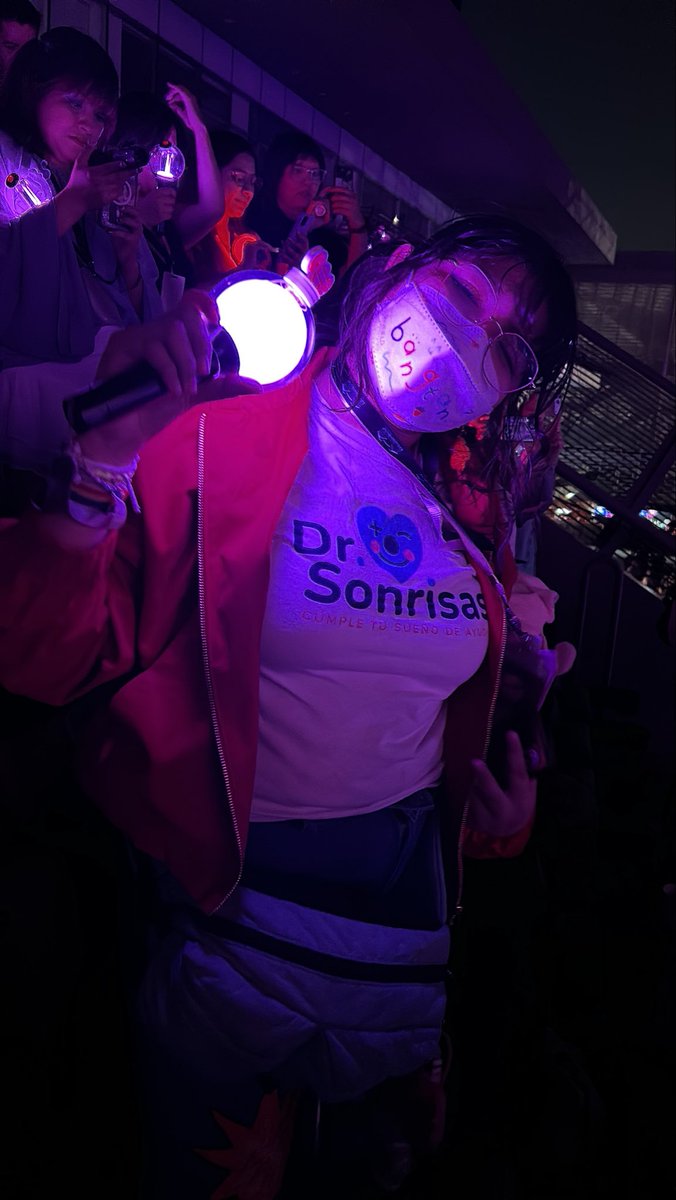 DrSonrisasAC's tweet photo. El Estadio @GNPSeguros se encendió por completo para Kim quién vivió una experiencia fuera de serie. Entre miles de luces, coreografías perfectas y la adrenalina del tour mundial “Arirang” de BTS, gracias GNP seguros por este gran experiencia 

#DrSonrisas #viviresincreíble #BTS https://t.co/nZfODv1YAX