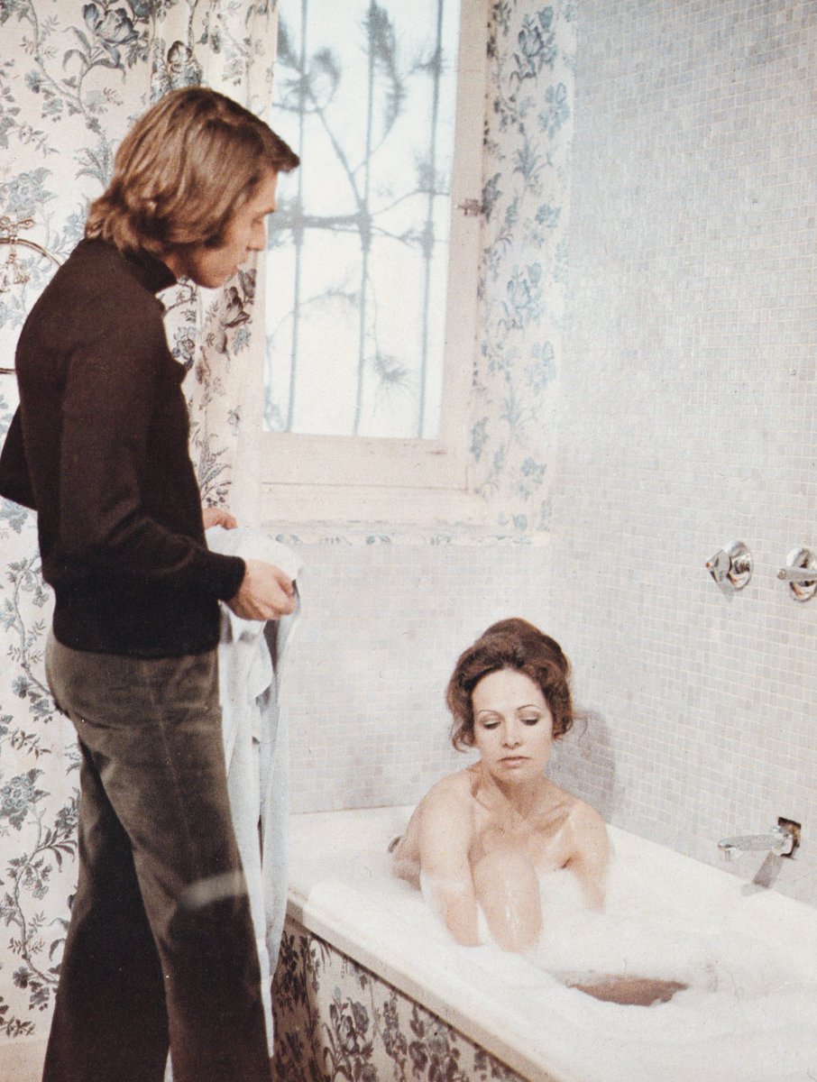 DisMoiLequel's tweet photo. Raphael e Isela Vega: lo que no dejaron ver en 1973. 

​Un fotograma de las escenas censuradas de "Volveré a nacer". Emparejar al "niño bueno" con el símbolo del erotismo mexicano fue un hit publicitario, pero el blanco perfecto de la censura. https://t.co/57SdczXpGA