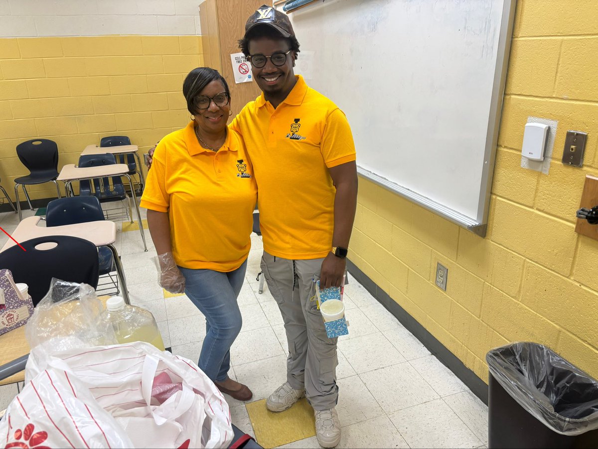 MsTeach2017's tweet photo. Teachers face challenges daily. Yet they still pour into the lives of students with passion and purpose. Today, I  gave back in a small way, but with a big heart, to simply say thank you for all that our teachers do. @MCWilkinsPhD @APDavisLHS #TeacherAppreciation #ChickfilA https://t.co/dAT0lAkMp7
