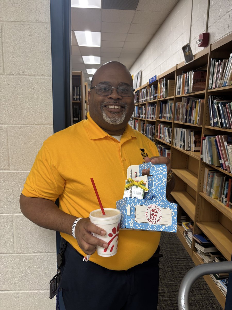 MsTeach2017's tweet photo. Teachers face challenges daily. Yet they still pour into the lives of students with passion and purpose. Today, I  gave back in a small way, but with a big heart, to simply say thank you for all that our teachers do. @MCWilkinsPhD @APDavisLHS #TeacherAppreciation #ChickfilA https://t.co/dAT0lAkMp7