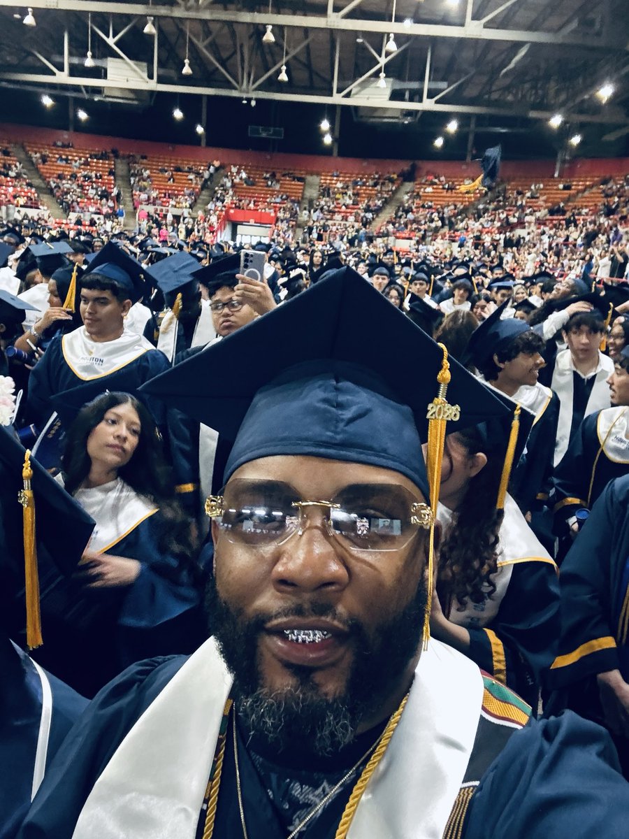StackLife513's tweet photo. Dress warm.🥶🥶🥶. they said it’s a low of one degree outside ..#TheGreatComeback #NRG #HCCGrad2026 #ThisOneWasPersonal #StackLife© https://t.co/6nFEpxDA9Y