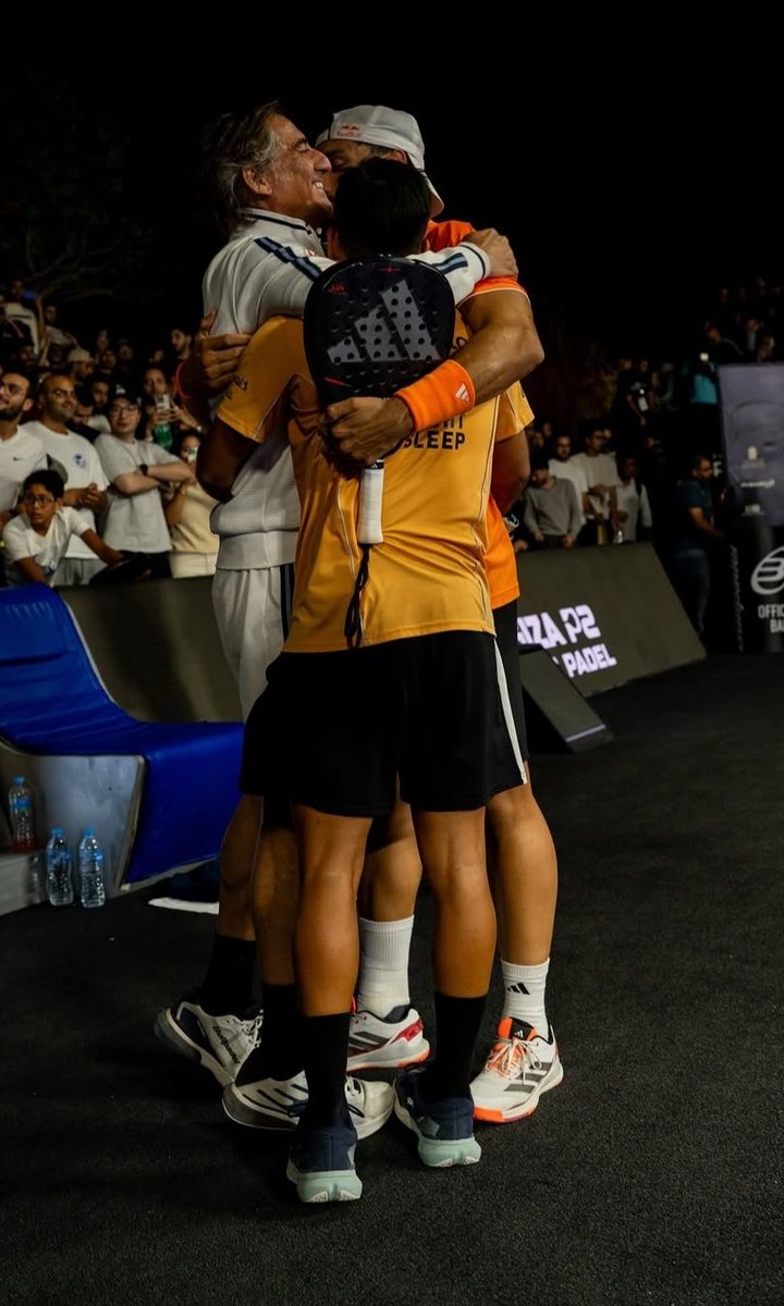 ChoqueDeVoleas's tweet photo. 🐭👽 CHINGALAN ⏩ A SEMIS ✅

🔸 4-6/7-6/7-6 🔸

🥵 EN TRES HORAS Y 10 MINUTOS 🥵

😱 En un partido donde se han visto superados por los rivales. 

🫂 Lo han sacado con los intangibles; sobre todo, con la unión y el CORAZÓN del EQUIPO. 

🧠 Muy acertado El Profe Martínez en el segundo set cuando les ha dado la confianza que necesitaban: indicando que propusieran más, que estaban como a expensas, sin iniciativa, que fueran con más decisión a los bloqueos y a los choques y que jugaran bolas más lentas en las bandejas/víboras. 

🙌🏻 Ningún reproche, ninguna mala cara, juntos, tirando para delante todo el rato, break abajo en el tercero, juegos que se complicaban, Maxi Arce jugando totalmente sin ropa durante gran parte del encuentro, muchísima tensión, poco que ganar y mucho que perder, una nevera histórica a Galán..

😲 Y finalmente, se lo han llevado en uno de los mejores partidos del año, si no el mejor. 

🐈🦁🐍 HONORES A JUAN, MAXI Y SEBA.

👏🏻 Me duelen las jodidas manos de aplaudiros tanto.

💯 Oda al pádel. No tengo palabras. 

📸📎