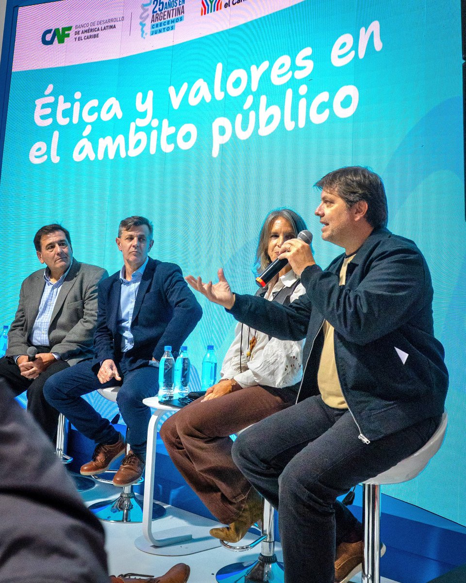 aybar_rodrigo's tweet photo. Hoy en la @ferialibro_ba participé del debate sobre “Ética y Valores en el Ámbito Público”, organizado por @AgendaCAF junto a un panel de lujo 👉 @OscarEnsinck @mlpuente @MauricioGiraudo
Gracias @chrisasinelli por la invitación! https://t.co/wGOjQQkuXR