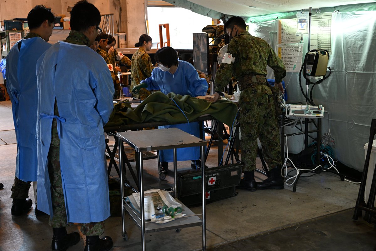 jgsdf_15b_pr's tweet photo. 旅団は、第１５後方支援隊等の訓練検閲を行いました。負傷者が発生した場面での迅速な患者の輸送、適切な救護処置を訓練したほか、補給品などの物資の輸送訓練を行いました。引き続き、皆様の安心と安全を守るため、万全の備えに努めていきます。＃第１５旅団 ＃自衛隊 ＃防衛省 ＃沖縄県 https://t.co/RbVxIp9xvR