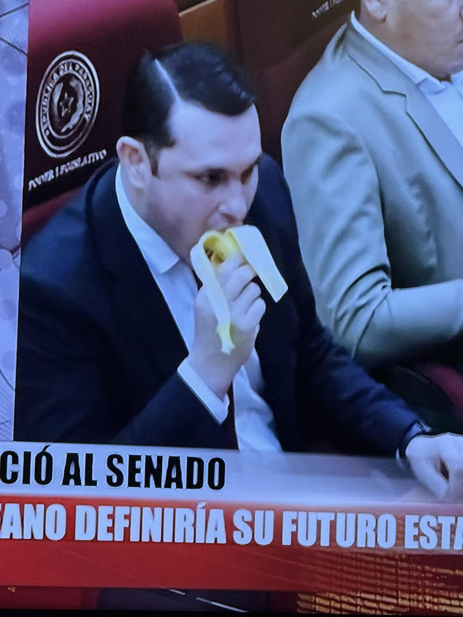 Aquí tenemos los monos de congreso comiendo su banana