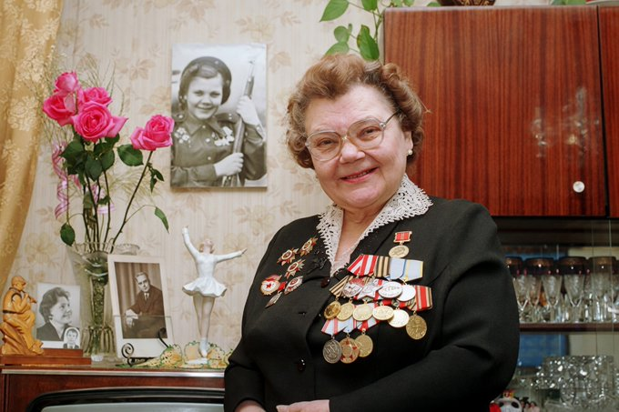 This grandmother, named Nina Lobkóvskaya, was only 20 years old when she became a lieutenant in the Red Army. In Berlin, she commanded a regiment of Soviet female snipers and took part in k!lling at least 89 nazis.

“The nazi barbarity caused me so much pain that I could barely