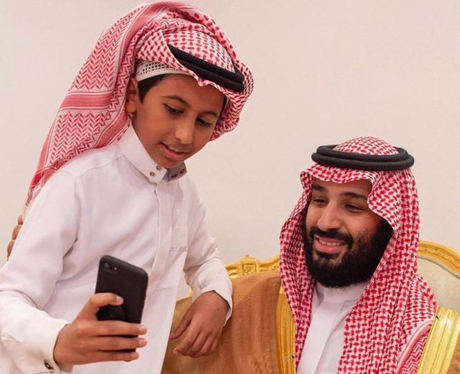 الشعب حتى في البر قابل ولي العهد وسلم عليه 
وهذولا يفكرون الفرفره بالمولات اختراع حصري ههههههه 

ترى اول من سواها وتمشى بين شعبه هو الملك عبدالله 
ثم قلده الاخرون . وبالغو في تقليده .